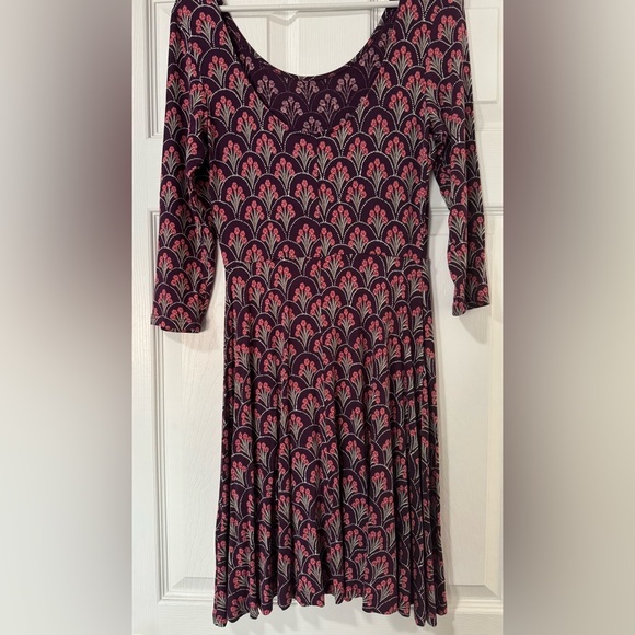 Cute knee length dress! - Picture 3 of 5